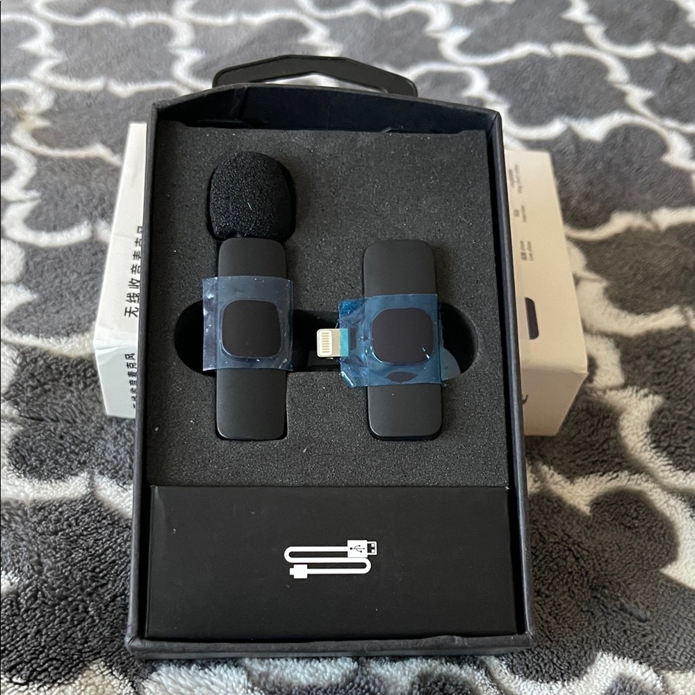 Black Wireless Microphone Set - Picture 1 of 3